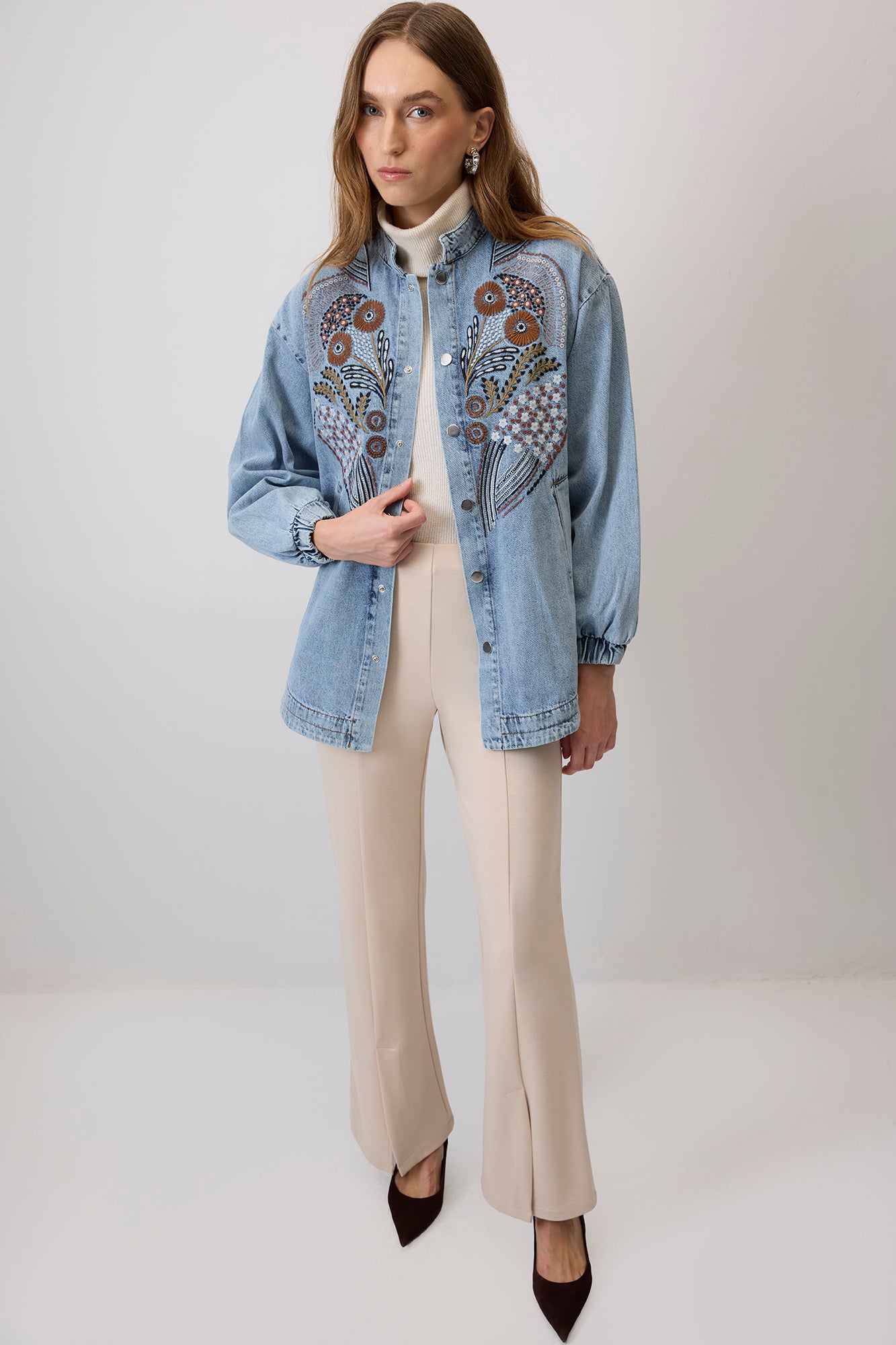NAKIŞLI HAKIM YAKA DENIM CEKET