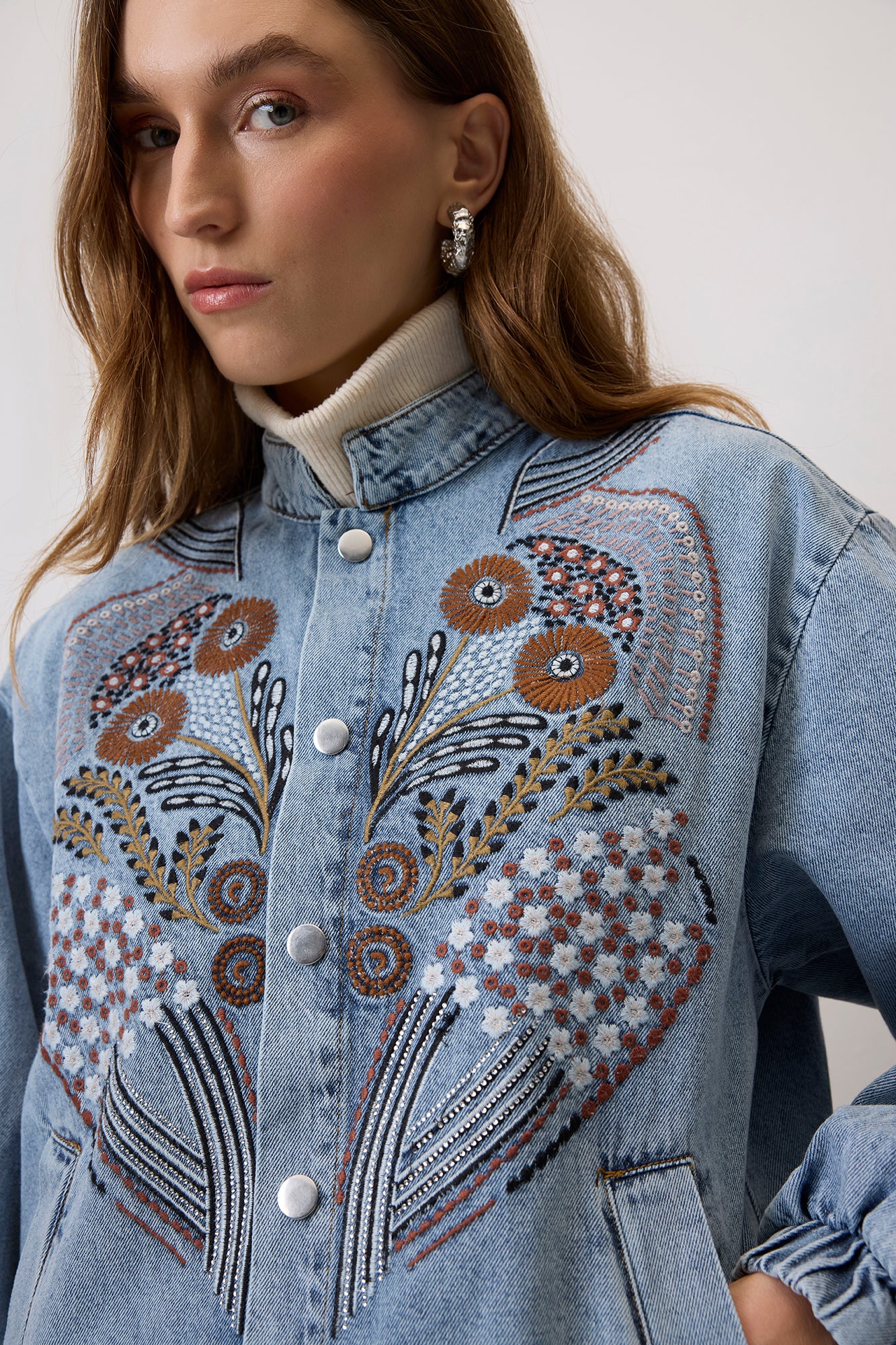 NAKIŞLI HAKIM YAKA DENIM CEKET