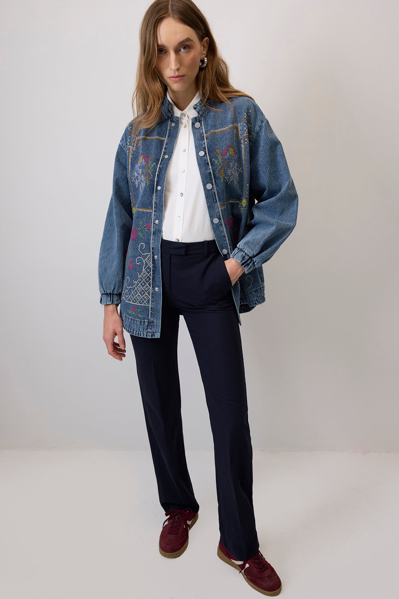 NAKIŞLI HAKİM YAKA DENIM CEKET