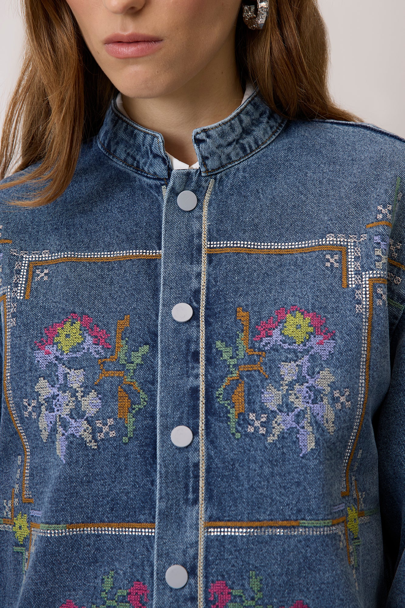 NAKIŞLI HAKİM YAKA DENIM CEKET