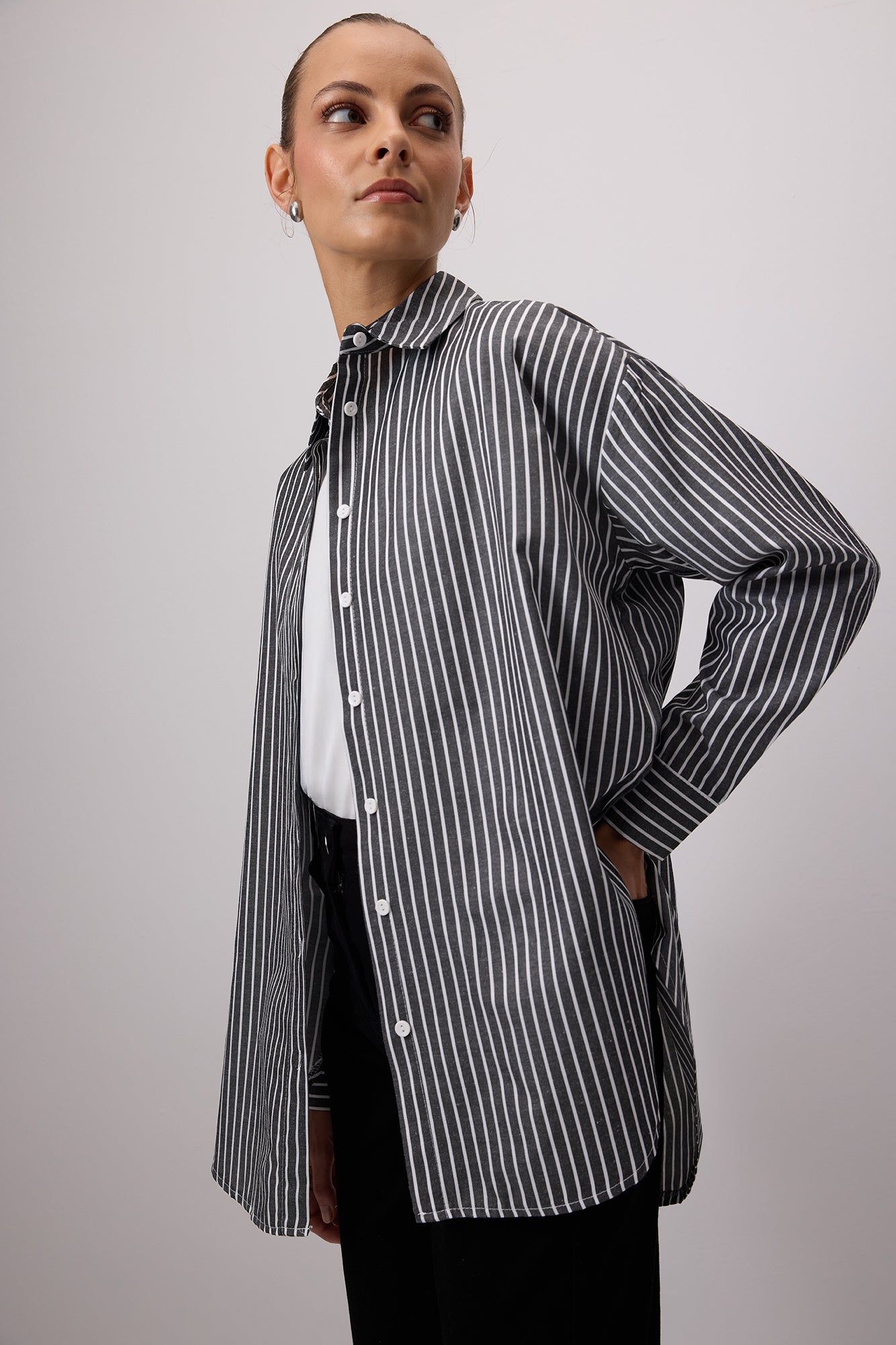 İNCE ÇİZGİLİ OVERSIZE GÖMLEK