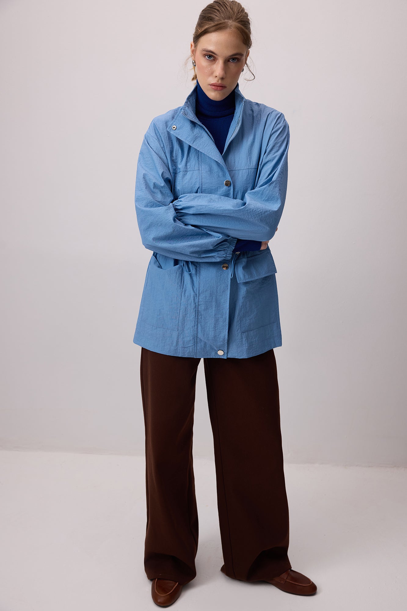 DİK YAKA BÜZGÜLÜ CEKET