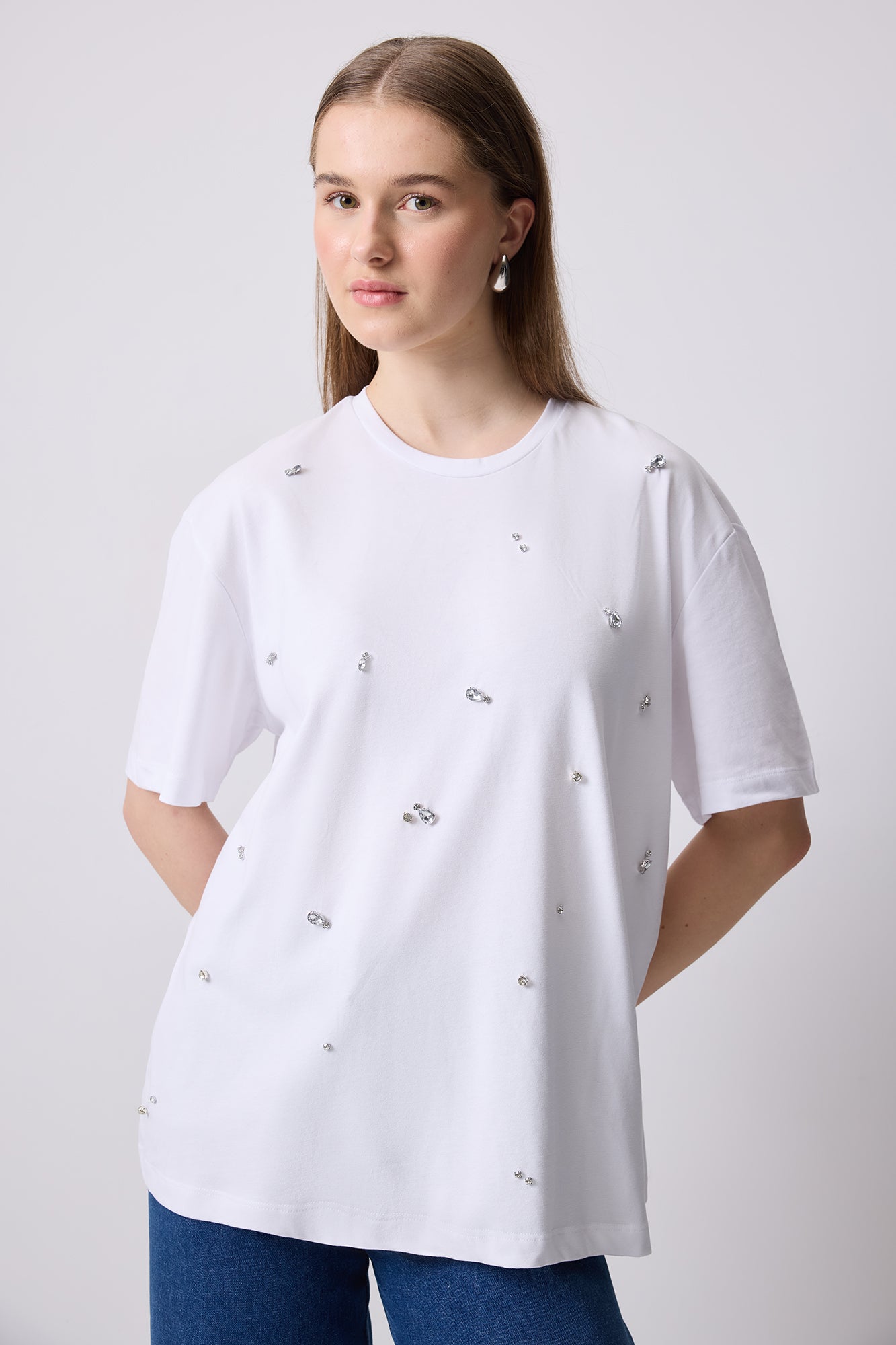TAŞ İŞLEMELİ OVERSIZE T-SHIRT
