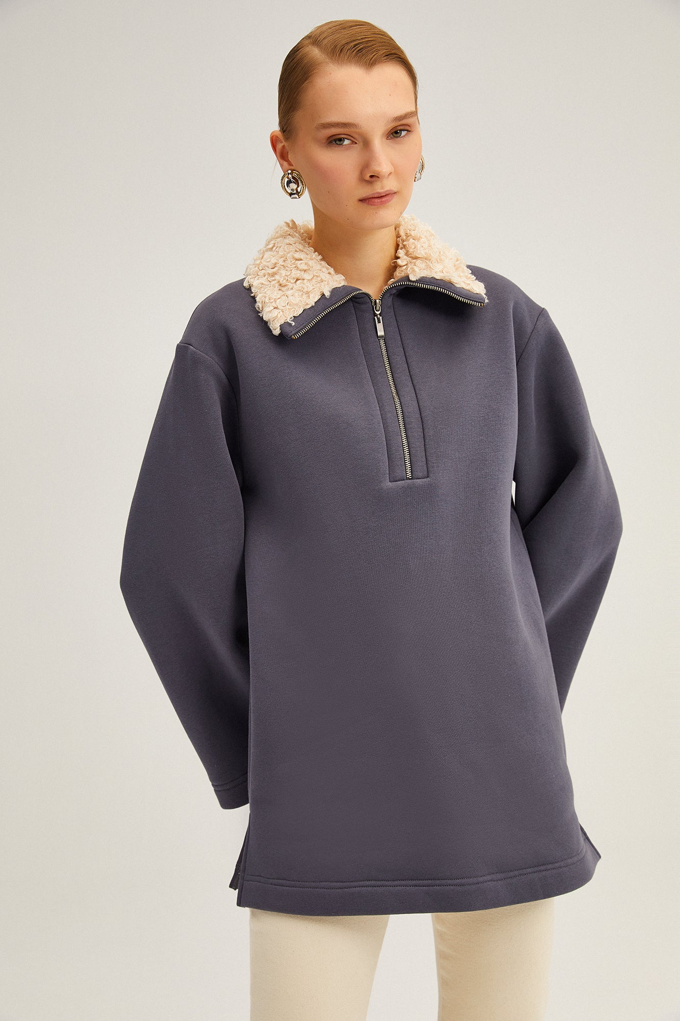 YAKASI KÜRKLÜ SWEATSHIRT