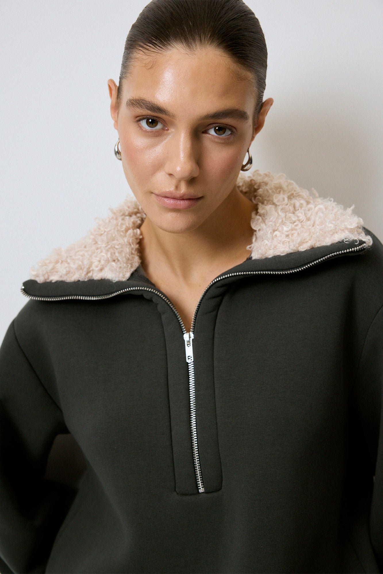 YAKASI KÜRKLÜ SWEATSHIRT