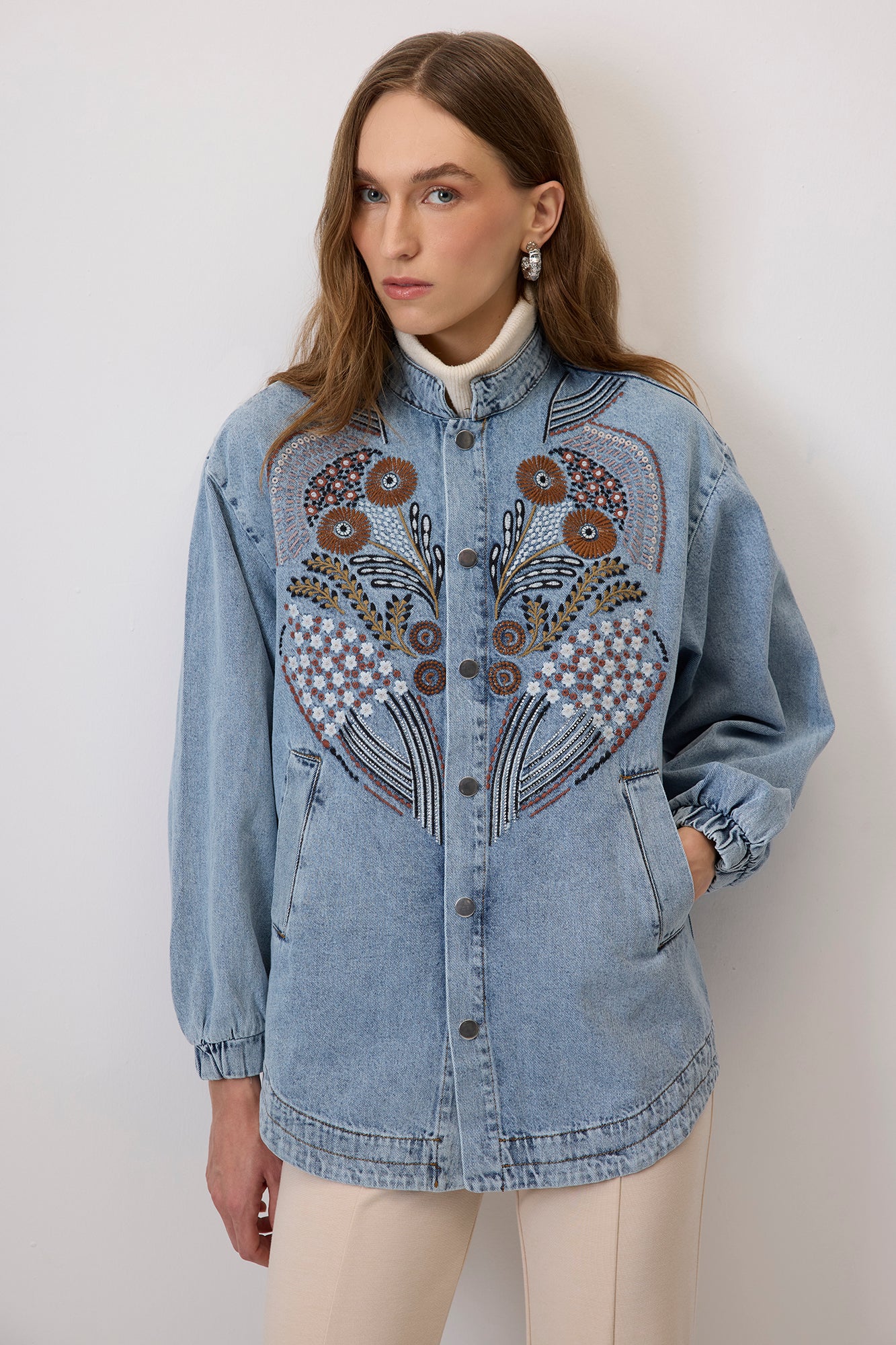 NAKIŞLI HAKIM YAKA DENIM CEKET