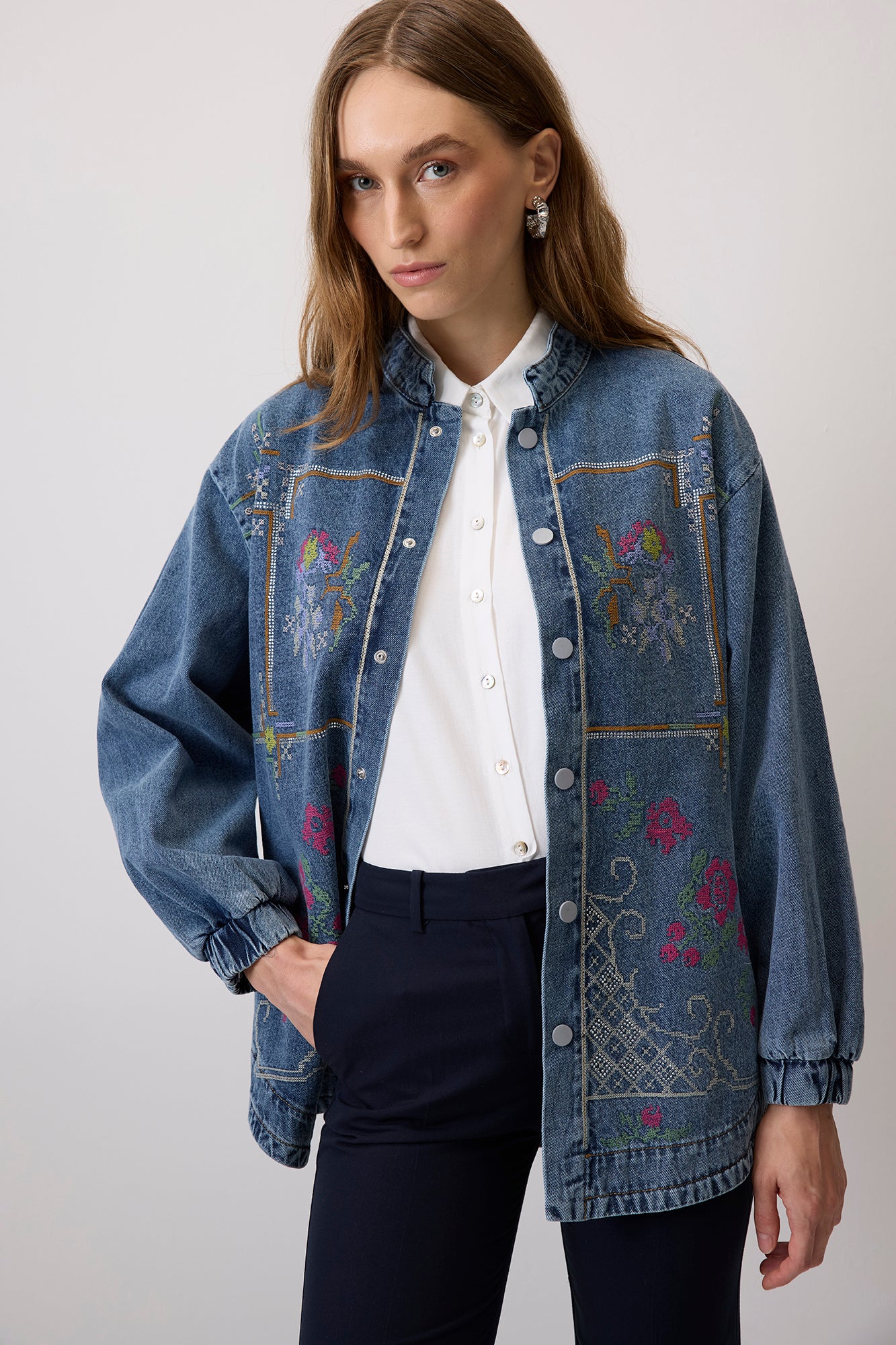 NAKIŞLI HAKİM YAKA DENIM CEKET